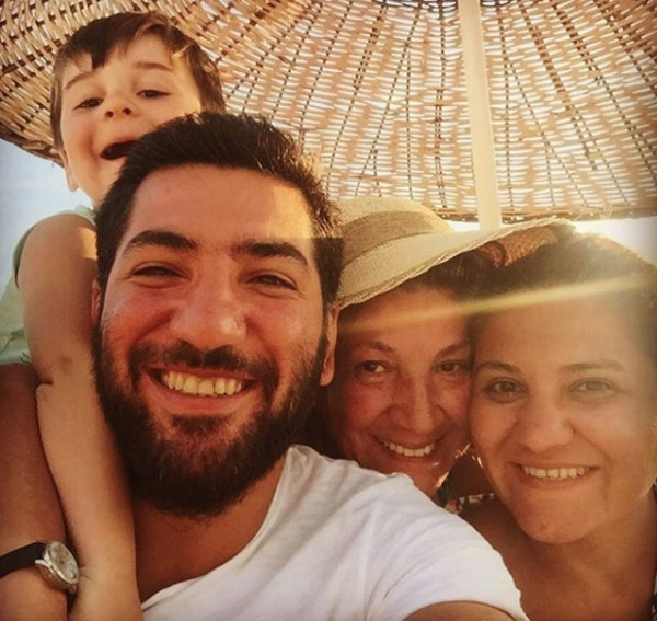 Peki Berkay Ate kimdir?: 19 ubat 1987 tarihinde dnyaya gelen Berkay Ate, stanbul doumludur. Anne tarafndan Malatya, baba tarafndan ise aslen Ardahanldr.