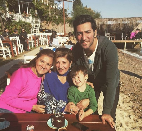 dl kazand: 30. Ankara Flm Festivali'nde yolculuuna devam eden Grlmtr ile Berkay Ate bu festivalde en iyi erkek dl kazand. Filmin ynetmen koltuunda Serhat Karaaslan otururken oyuncu kadrosunda ise Berkay Ate'in yan sra Saadet Il Aksoy, pek Trktan Kaynak, Fsun Demirel ve Ercan Kesal gibi nemli isimler yer alyor.