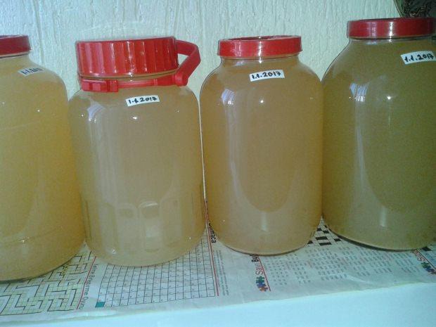 - Baz gzellik uzmanlar cildin elastikiyetini artrmann en salkl yolunun elmal sirke olduunu neriyor. Cilt yzeyinde yaanan deformasyonlar nleyerek krmasn ve yalanmasn nler. Tonik olarak kullanlan elma sirkesi ayn zamanda gzeneklerin temizlenip sklamasn salar.     - Banyoda son durulama da elma sirkesi kullanldnda salarn hcrelerini yeniler. Parlakln artrarak dklmeyi engeller. Sa diplerindeki pH deerini artrarak da sa kklerini kuvvetlendirir.