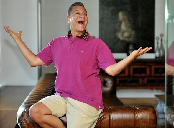 HER GN 3 SAAT CANLI YAYIN YAPIYORDUM, 1.5 GNDE DZ EKYORDUM. OK ALITIIM N KAI SENDROMU HASTALIINA YAKALANDIM.YZMEY OK ZLEDM<br>    Hastaneden knca ne yapmak istiyorsunuz?  Evime gitmek istiyorum. Hatta "Zaten evdeyken de yatyorum, burada da yatyorum" diye kendimi motive ediyorum hastane odamda.    En ok ne yapmay zlediniz?  Doduum yere, Yeniky'e gidip sahilde oturmay zledim. Bir de yzmeyi ok zledim. Ama denize girersem bir daha kamam diye korkuyorum. Ancak iki kii destek olursa girebilirim.