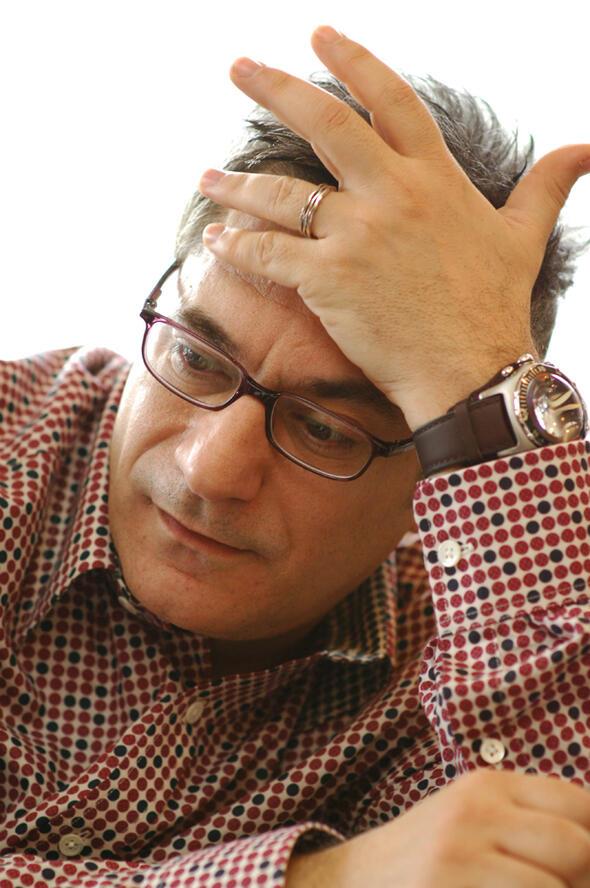 Yaadklarnz anlatan bir kitap yazmay dnr msnz?<br>  Bilmiyorum. Ancak bir editr eliinde yazlabilir. Yaknlarmla da konuulmas gerekir, onlar daha iyi biliyor bu dnemi. nk ben drt ay uyutularak geirdim. ou eyi hatrlamyorum bile. Dtkten sonra amblansla hastaneye gidiimi bile hatrlamyorum. Acilde ok arm olduunu hatrlyorum sadece. Sonrasn ise hi hatrlamyorum.