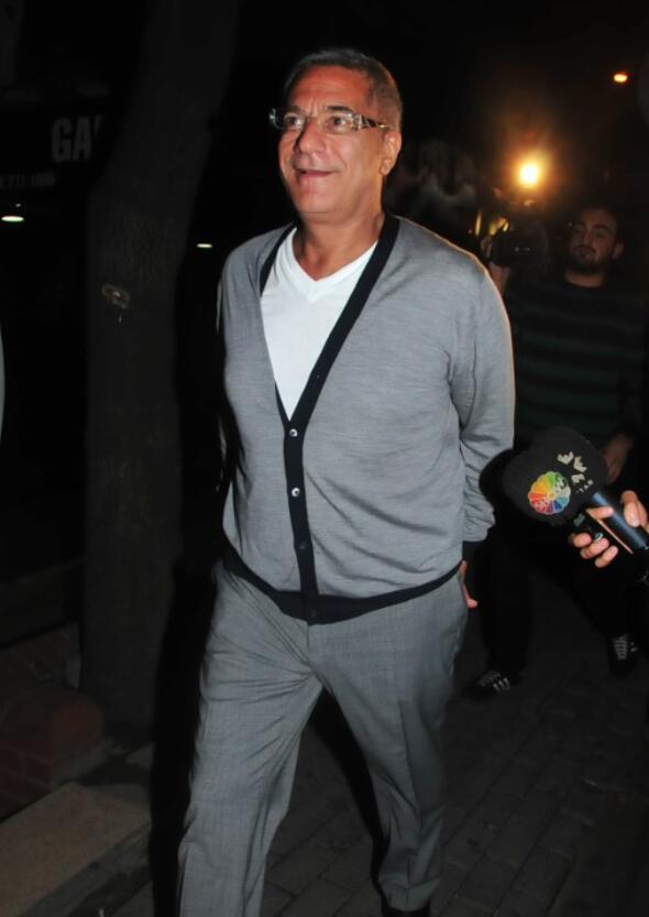 SEVENLERMN DUALARI SAYESNDE BU SREC ATLATTIM<br>    'Tatl Kaklar' dizisinde birlikte oynadnz Yaln Mente'i getiimiz aylarda kaybettik. En son ne zaman grmtnz?  <br>  'arkfelek' programma katlmt. Programda grmtk. Araba kazanmt programda hatta. ok insana araba kazandrmtm programda. Televizyonun patronu 'Ayda bir araba vereceksin' demiti bana. Ben gnde iki araba veriyordum. zleyicilerime de ok hediye veriyordum. Durumu iyi olmayann yznden anlyordum. 'yilik yap, denize at' demiler. Ben de bu iyilikler, dualar sayesinde bu sreci atlattm.