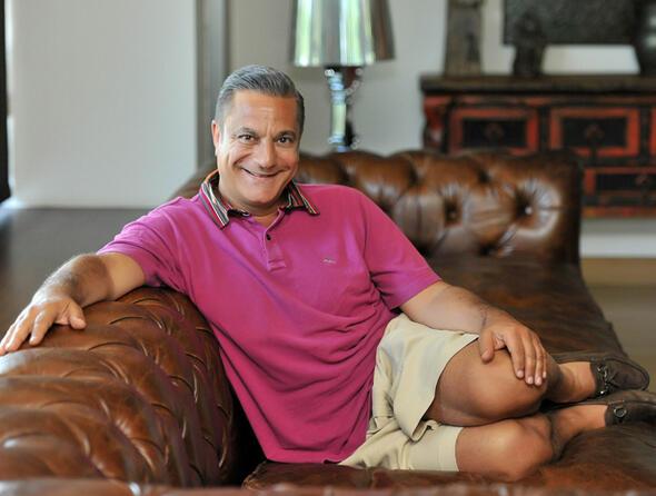 ESK ELERM HEP YANIMDAYDI UYANINCA LK MUHSNE'NN SMN SYLEMM<br>    Drt ay uyutulduktan sonra uyandnzda ilk ne sylediniz?  lk eimin ismini sylemiim. 'Muhsine' demiim.    Ailenin ne kadar nemli olduunu insan bir kere daha anlyor deil mi byle dnemlerde?  Benim iin aile hep nemliydi zaten. ok gl bir ba var aramzda. Kzlarm, eski elerim hep yanmda oldular. Damadm her gn bamda dua etti. Bilmediim dualar bile onun sayesinde rendim. Bir kere sylyordu bana duay, hemen tekrarlyordum. Seceremiz karld, benim ailem Peygamber soyundan geliyor. Hatta ben uyutulurken, filmlerdeki gibi beyaz sal, sakall biri gelmi Sezin'in yanna. "Benim babann kulana bir ey sylemem gerekiyor" demi. Sezin de "Bana syleyin, ben onun kulana sylerim" demi. O da "Babann kulana syle, onun bu dnyada daha ii bitmedi" demi. Sezin bunu bana anlattnda ok etkilendim. ok deerli eyler bunlar. Yllarca insanlar gldrdm, elendirdim. nsanlar da benim bu dnemimde ok dua etti. O kadar ok dua aldm ki... Bu ok zel bir ey. Herkese nasip olmaz. Bu nc kez oluyor. lk hastaneye ka sendromu hastalm yznden 2001'de yatmtm. O zaman da yalnz brakmadlar beni. Ama bu kez ok zor bir sreti. Kaburgalarmn krlmasyla birlikte yaadklarm kendi hastalm da tetikledi. Bir kaburga nelere mal oldu...