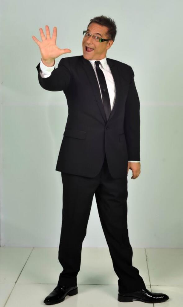 BRAHM TATLISES'E ZLRDM, SESYLE PARA KAZANIYORDU, MD ARKI SYLEYEMYOR DYE. AYNI EY BEN DE YAADIM, KADER BRL YAPTIK<br>    Yllarca konuarak para kazanan biri iin ok zor bir durum olsa gerek...  brahim Tatlses'e zlrdm, 'Sesiyle para kazanyordu, imdi ark syleyemiyor' diye. Ayn eyi ben de yaadm. Kader birlii yaptk brahim'le. O zor gnlerde hep sabr gsterdim. Oynamyordu hibir yerim ama yine de tevekkl ettim. imdi Allah'a krler olsun ayaa kalkmaya baladm. Dualarla bugnlere geldiime inanyorum. Allah'tan sinir hastal deildi benimki. Uzun sre yatmaktan dolay kprdatamyordum hibir yerimi. Uyandmda dilim dnda hibir yerimi kprdatamyordum. O gnlerde Allah'a dedim ki, 'Bir tek bana sol elimi bahet, hi olmazsa hayatm biraz kolaylasn.' Gerekten de bir sre sonra sol elimi oynatmaya baladm. Bana doktorlar 'Dzeleceksin' diyorlard ama hi inanmyordum ayaa kalkabileceime. Gerekten duann gcne ok inanyorum. Beni ayaa kaldran edilen dualardr. Damadm da ok inanl biri. Be vakit namaz klar. O benim bamda hep dua etti. Ailem, sevenlerim beni hi yalnz brakmad. Kz kardeim doktor. O da hep yanmdayd bu srete.