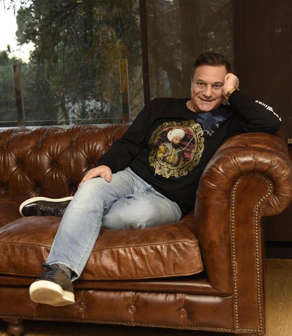 'MEHMET AL BEY' SESYLE UYANDIM<br>    Nasl stesinden geldiniz bu srecin?<br>  Tutunarak. Hayata, aileme ve sevdiklerime tutunarak. Uyutulduum dnemde aclarm hissetmiyordum ama ailem hissetti. Bamda beklediler hep, hi yalnz brakmadlar. Karanla doru gidiyordum ben. Hayattan kopuyordum. Bana hep izleyicilerim 'Mehmet Ali Bey' diye baryordu ya programlarmda; o ses kurtard biliyor musunuz hayatm. Doktor da bamda 'Mehmet Ali Bey, Mehmet Ali Bey sakn ha kapatma gzlerini' diye baryordu. 'Mehmet Ali Bey' diye baran o ses beni hayata dndrd.