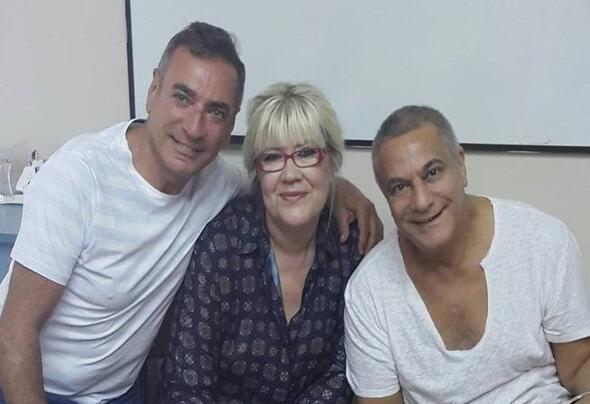 YZMEY OK ZLEDM AMA DENZE GRERSEM BR DAHA IKAMAM DYE KORKUYORUM. YRYEYM DE BAKA HBR EY STEMYORUM NANIN.OK ALIMAKTAN KAI SENDROMU'NA YAKALANDIM<br>    yiletikten sonra yeniden ekrana dnmek istiyor musunuz?<br>    Haftada bir program yapabilirim. zledim seyircilerimle gz gze gelmeyi ama dizi veya hafta ii her gn bir program dnmyorum. Kendimi yormak istemiyorum artk. imdi dizi ekmek ok yorucu. Eskiden biz 1.5 gnde dizi ekiyorduk. Ben hem dizide oynuyordum, hem de her gn  saat canl yayn yapyordum. Bu kadar almaktan dolay 'Ka Sendromu' hastalna yakalandm zaten.