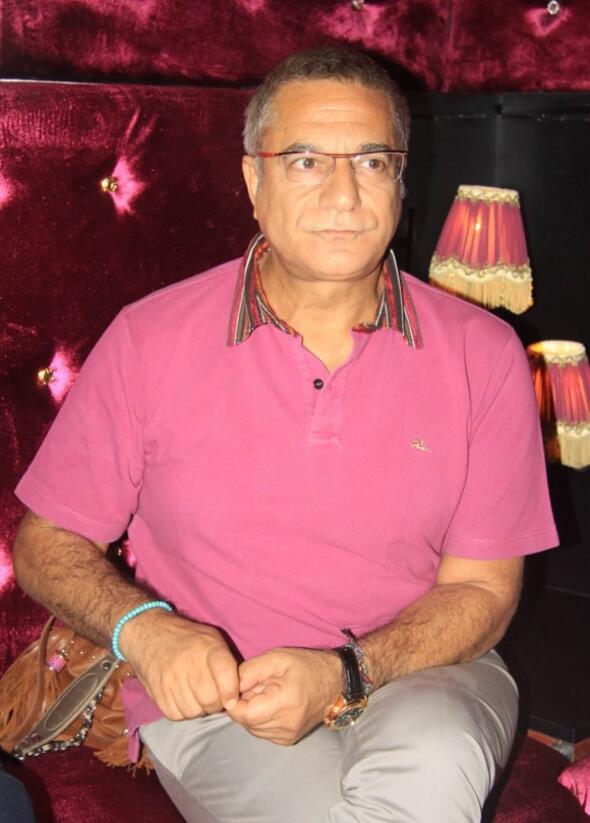 LKEM BIRAKIP GDEMEDM<br>    Trk izleyicisiyle aranzda ayr bir ba var...  Beni ailelerinden biri olarak gryorlar. Benim kredim var izleyicide. Bir kere samimiyetine inand m seni brakmyor. Benim de samimiyetime inandlar.    Size yurt dndan da teklifler gelmiti ama gitmediniz...  ok teklif geldi. Hatta en son Cannes'da teklif ettiler. Cannes'da st ste iki yl En yi ovmen dln aldm. "Gel, burada program yap" dediler, hatta "Programn Trke sun" bile dediler ama ben kabul etmedim, lkemi brakp gidemedim. ok seviyorum Trkiye'yi. Burada yaamaktan dolay ok mutluyum.