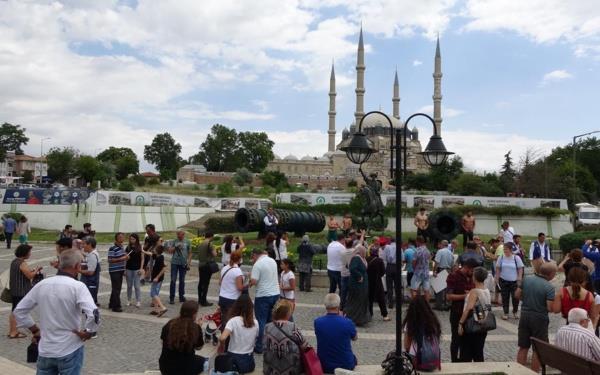 Trkiye Otelciler Birlii Edirne Temsilcisi Gkhan Balta da &#8220;Yllardr olduu gibi bizim bayrammz Krkpnar Gre enliklerimiz geldi. Her yl olduu gibi 6 ay ve ok ncesinden yaplan rezervasyonlar ile Edirne&#8217;deki btn oteller dolmu durumda." ifadelerini kulland.