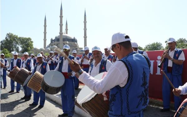 Edirne Tantma ve Tava Cier Kalite Koruma Dernei Bakan Bahri Dinar, &#8220;Dnyann en byk efsanesinin yaplaca bir kentteyiz. Bugn itibariyle balad. ehir hareketli. Hatta aylar ncesinden yllar ncesinden Edirne&#8217;deki otellerden btn rezervasyonlar tamamland." dedi.