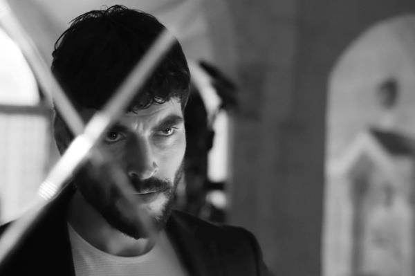 Hercai dizisinde canlandrdMiran karakteriyle byk bir ne kavuan Akn Aknz, askerlik fotorafn paylat