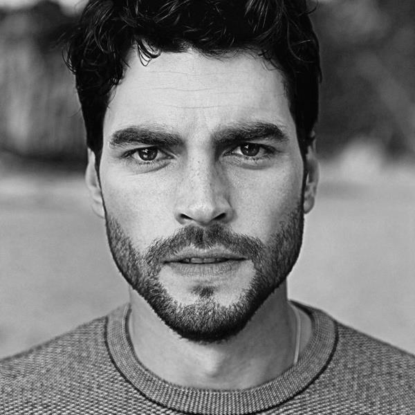 Akn Aknz nereli ve ka yanda?Akn Aknz kimdir? Akn Aknz nereli, ka yanda? Akn Aknz 1990 ylnda dodu. Hercai dizisi ile geni kitleler tarafndan tannan ve gen kzlarn sevgilisi haline gelen gen oyuncu kariyerine Azrail adl sinema filmiyle adm atmt.