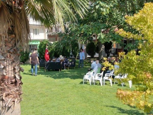 Uygulamadan son derece memnun olan Grsulular ise, "Her makam sahibi bunu yapamaz, bakan kutluyoruz. Burada millet ile konuuyor, bu byk bir insanlk gstergesidir" ifadelerini kullanrken, Grsu Belediyesi'nin ok yerinde hizmetler yaptn dile getirdiler.