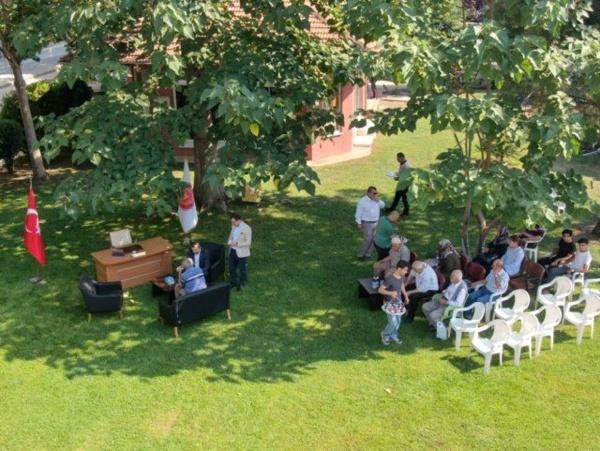 14 dnmlk ile meydanna tad  <br>    Bursa'da birok belediye bakan effaf belediyecilik noktasnda pek ok projeye imza att. Baz belediye bakanlarn makam odalarnn kaplarn ak brakp vatandalarn kolaylkla ulaabilir olmasn salyor. Grsu Belediye Bakan Mustafa Ik ise daha nce hi yaplmayan bir uygulamaya imza atarak, makam odasn belediye binasnn bulunduu 14 dnmlk ile meydanna tad.