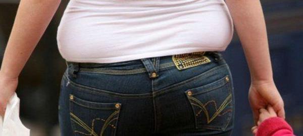 Salksz beslenme, genetik ve hormonal nedenlere bal olarak alnan ar kilolar ile hamilelik gibi temel nedenler karn yalanmasnn balca nedenleri olarak sralanabilir. Tm bu etkenler, karn ve bel evresinde ar yalanmaya, genilemeye, karn kaslarnn deforme olmasna ve atlaklarn olumasna neden oluyor.