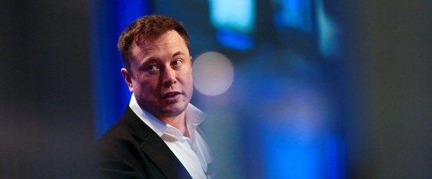 Elon Musk kendi kendine yazlm programlayp kodlamay rendi ve 12 yandayken kendi yazd Blastar isimli oyunu tasarlad ve daha sonra bu oyunu o zamann paras ile 500 dolara satarak biliim sektrndeki ilk parasn kazand.