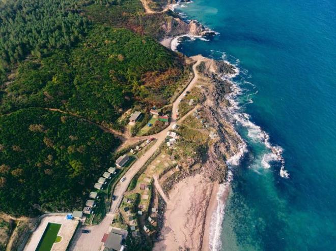 Salk Bakanl Halk Sal Genel Mdrl, yaz aylarnn gelmesiyle Trkiye'nin halka ak tm plajlarnda analizlere gerekletirmeye devam ediyor. l Salk Mdrlkleri tarafndan belirlenen takvime gre yzme sezonu boyunca yzme alanlarndan 15 gnde bir su numuneleri alnarak Halk Sal Laboratuvarlarnda analizleri gerekletiriliyor.    Analiz sonular, yzenlerin maruz kaldklar risk seviyesinin deerlendirilmesi, kirliliin tespiti ve alnacak nlemlerin belirlenmesi iin derecelendiriliyor.