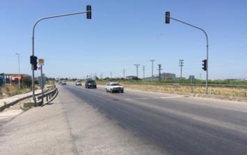 BURSA&#8217;nn Karacabey ilesinde otomasyon panosunun alnmas yznden yanmayan trafik klar sebebiyle srcler zor anlar yayor. Bir haftadr trafik klarnn yanmadn belirten Bakrky Mahalle Muhtar Kazm nen, trafik ak asndan ok kritik bir yer olan Bakrky kavandaki sinyalizasyon sisteminin yeniden almas iin yetkilileri greve ard.