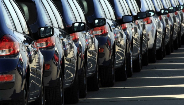 Son yllarda otomobil fiyatlarndaki art nedeniyle getirilen TV indirimi, getiimiz gnlerde son bulmutu. Bu indirim kimilerini memnun etse de kimilerini hi etkilememiti. Merak edilen ise bu indirimin ardndan otomobil fiyatlarnn ne kadar olacayd. Dilerseniz ok tercih edilen arabalarn yeni fiyatlarna gelin hep birlikte gz atalm.