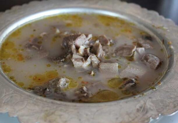 &#8220;Paa ve ikembe ile gzellein&#8221;<br>  &#8220;Salkl beslenme, dzenli bir uyku, yalanma kart besin desteklerinin yan sra en nemli konulardan biri de cilt ve iskelet btnln korumaktan geiyor&#8221; diyen Do. Dr. Hakan Terekeci yle devam etti: &#8220;Kollajenden zengin gdalarn alnmasnn cilt gzelliine ciddi oranda katk salad biliniyor. Kollojenin en yksek oranda var olduu hayvansal besin ise paa ve ikembe. Kiinin herhangi bir salk problemi yoksa haftada birka kez bu rnleri tketmesi faydal bulunuyor. Yksek kollojen oran cildin sklamasn ve eklemlerin esnekliinin artmasna yardmc oluyor. Bu tarz sakatatlarn hazm zor olduundan yksek tansiyon, kalp yetmezlii gibi hastalarda olumsuz etkiler yaratabilecei unutulmamal ve mutlaka dikkatli tketilmesi gerekiyor.&#8221;