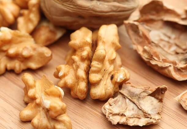 &#8220;Ceviz ve keten tohumunu mutfaktan eksik etmeyin&#8221;<br>  &#8220;erdikleri yksek Omega 3 ya asitleri nedeniyle hafzay glendirici etkisiyle de deeri daha da artan ceviz, ayn zamanda kalp-damar saln koruyarak, beynin kanlanmasnda da nemli rol oynuyor&#8221; diyen  Do. Dr. Terekeci, &#8220;Cevizin ierdii piridoksin (B6) ile de hafza koruyucu etkisi de bulunuyor.Yine keten tohumu Omega 3 ya asitleri asndan zengin ierie sahiptir. tlp bata yourt olmak zere yiyeceklerle kartrlp tketilmesi zellikle kan yalar yksek kiilerde olduka faydaldr&#8221; ifadelerini kulland.