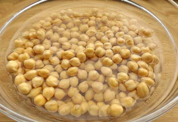 &#8220;Magnezyum eksikliini nohut ile yenin &#8221;  <br>En salkl ve en yksek magnezyum kaynaklarndan biri olan nohutun faydalarna dikkat eken Do. Dr. Terekeci, &#8220;Magnezyum eksikliiyle ortaya kan sinirsel iletilerin bozulmas, kas kramplarnn artmas halsizlik gibi sorunlarn ortadan kaldrlmasnda nemli bir kaynak olarak gsteriliyor.Magnezyum eksiklii yaayan bir kiinin magnezyum ilalar kullanmasndansa haftada 2 kez nohut tketmesi neriliyor. Bununla birlikte demansn nlenmesinde orta yalardan itibaren haftada 1 kez nohut tketilmesinin yararl olduu biliniyor&#8221; dedi.