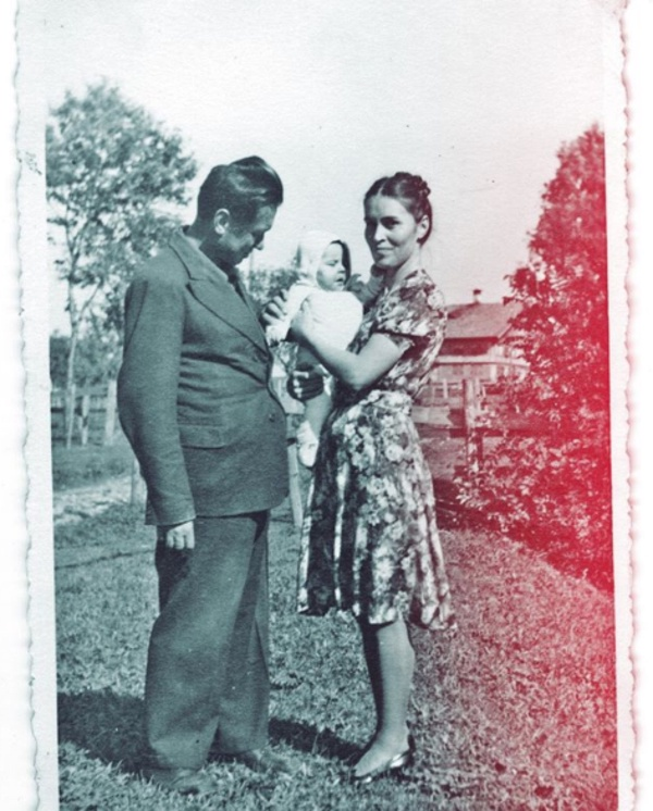 Getiimiz gnlerde ocukluk fotorafn "Kemal ve efika Ortayl, kk lber&#8217;le." notuyla paylaan Ortayl yzlerce yorum almt. ocukluk fotorafna takipileri "kklkten belliymi cahillerle savaaca" yorumunu yazd.