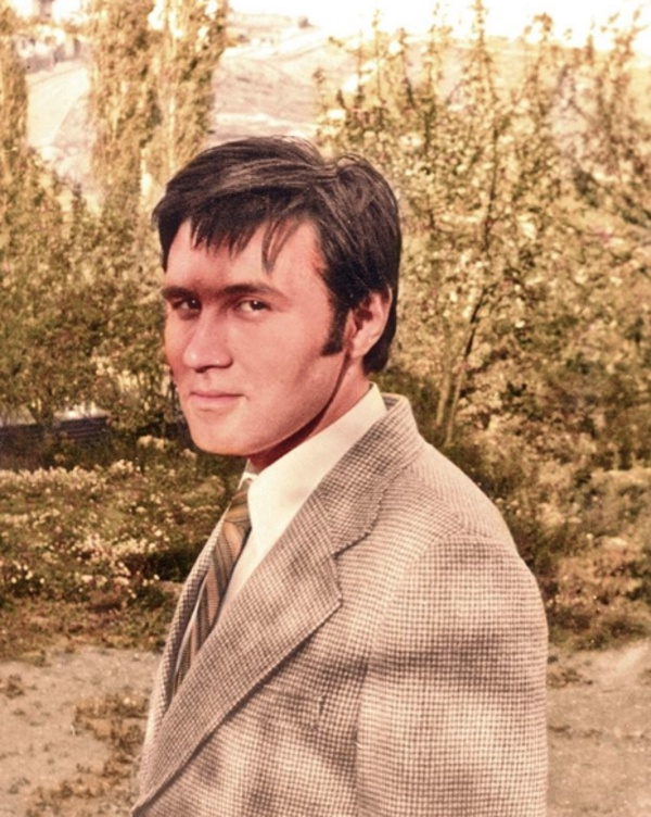 Fotorafta bir kiinin zerine arp atlmas takipilerinin dikkatinden kamad. nl tarihinin fotorafta bir kiinin zerine arp iareti atmas takipilerini meraklandrd. arp atlan kiiyle ilgili fotorafa ok sayda "X attnz cahil midir lber hocam", "Hocam arp atlm olann suu neydi?" tarznda yorumlar geldi.