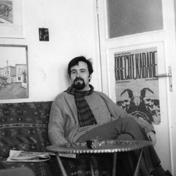 1975 ylnda paylat bu fotorafta ise "Hayatmz temel olarak 4'e ayrlr: 12-25 aras, 25-40 aras, 40-55 aras ve 55 sonras. yi bir yaam iin, her bir dnemde tamamlamamz gereken baz iler, edinmemiz gereken baz alkanlklar vardr. Bunlar verimli, gzel bir mr srmenin anahtarlardr." notunu dmt.