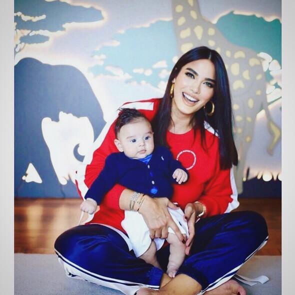 Sosyal medya hesabndan bu fotoraf paylaan nl oyuncu altna u notu dt; Nereden bilebilirdim ki, anne olmann hayattaki tm duygularn ok ok zerinde olduunu... Getiimiz yl tam da bu saatlerde o minik ellerini tutana kadar. Ne abuk geti 1 yl! Yaman '1' yanda... yi ki dodun olum; Seni ok seviyorum ok...