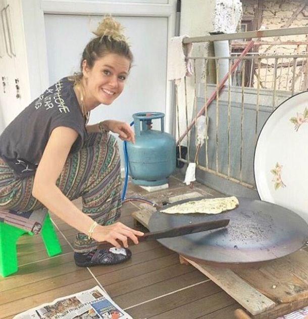 Burcu Biricik: Hayal ettiimiz tatil (?) Gerekte olan. Aneanne evine gelince durumumuz bu.