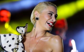 Getiimiz gnlerde 15 Temmuz'da Sla'nn konser verecei haberi gndeme bomba gibi dm ve ehit yaknlarnn tepkisini ekmiti. Bu haberin ardndan Kltr ve Turizm Bakan Mehmet Nuri Ersoy, sosyal medya hesabndan aklama yapt.