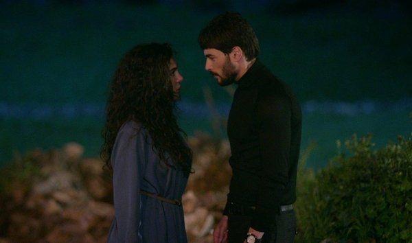 Midyat'n en gl ailelerinden adoullarnn torunlarndan biri olan Reyyan ile yllar nce ldrlen anne babasnn intikamn almak isteyen Miran'n imkansz ak hikayesini anlatld dizinin barollerinde Ebru ahin (Reyyan) ve Akn Aknz yer alyor.