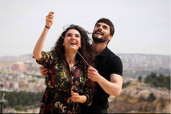 ATV'nin olay olan dizisi Hercai yeni sezon blmleri iin gn sayarken diziden fla bir ayrlk haberi geldi. Farkl senaryosu ve baarl oyunculuk performanslar ile daha ilk blmden izleyiciyi iine eken dizinin senaristi Eda Tezcan diziden ayrldn duyurdu.