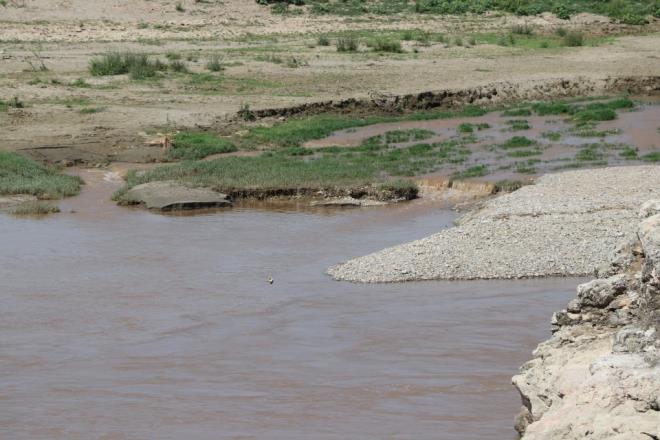 Ancak tm uyar ve bilgilendirme almalarna ramen iftinin yzde 80'inden fazlas hala rnlerini vahi (salma) yntemle sulamay srdryor. Bylelikle gereinden fazla kullanlan suyun tad toprak ile ila ve gbre, nehir, dere hatta yer alt sularna karyor.
