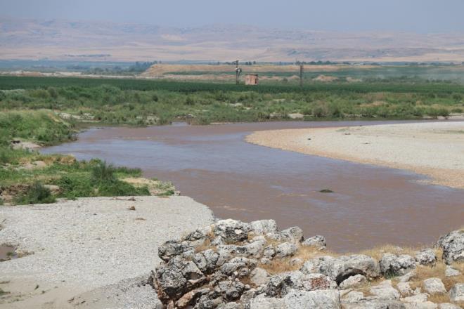 Ancak su kaynaklarnn reticiler tarafndan tarmsal sulamada iyi kullanlmadna iaret eden etin, "zellikle eimi yksek olan arazilerde yzey sulama stteki verimli topran tanmasna neden oluyor. Dicle Nehri kahverengi, kzla yakn renkte akyor. Bu, toprak zerindeki kilin nehre kadar tanmasndan kaynaklanyor. Vahi sulama yerine basnl veya damlama sulama yntemlerini kullanabiliriz." diye konutu.