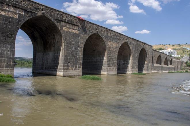 Uzmanlar, damla sulamay neriyor    Dicle niversitesi (D) Ziraat Fakltesi Tarmsal Yaplar ve Tarmsal Sulama Blm Bakan Prof. Dr. ner etin, AA muhabirine, blgede yapm tamamlanan baraj glleri ve sulama projeleri sayesinde her yl byk arazilerin suya kavutuunu syledi.