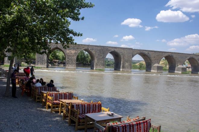 "Tanan gbre ve ilalar sudaki canllara zarar veriyor"         D Fen Fakltesi Biyoloji Blm retim yesi Prof. Dr. Ahmet Kl, tarmsal sulamadaki hatalar nedeniyle blgedeki su sisteminin zarar grdn belirtti.