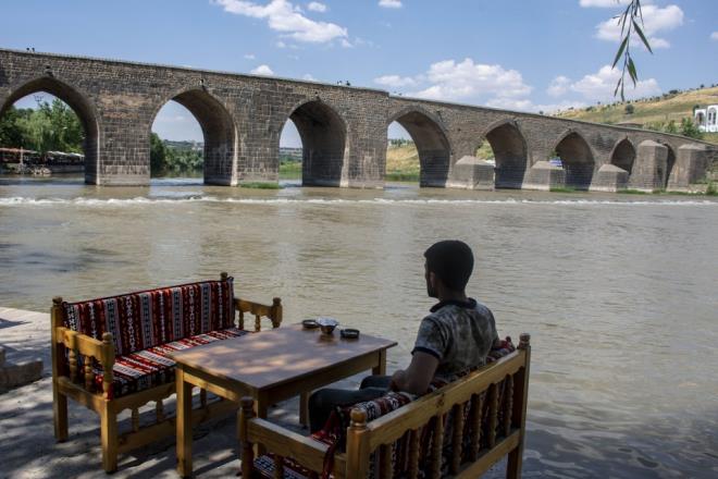 Devletin bu sorunun zm iin nemli projeler uyguladna iaret eden etin, "Devlet, basnl ve damlama sisteminin yaygnlamas iin yzde 50 destek veriyor. Bu yntemler yzde 50'ye yakn su tasarrufu salayarak, erozyonu nler." dedi.