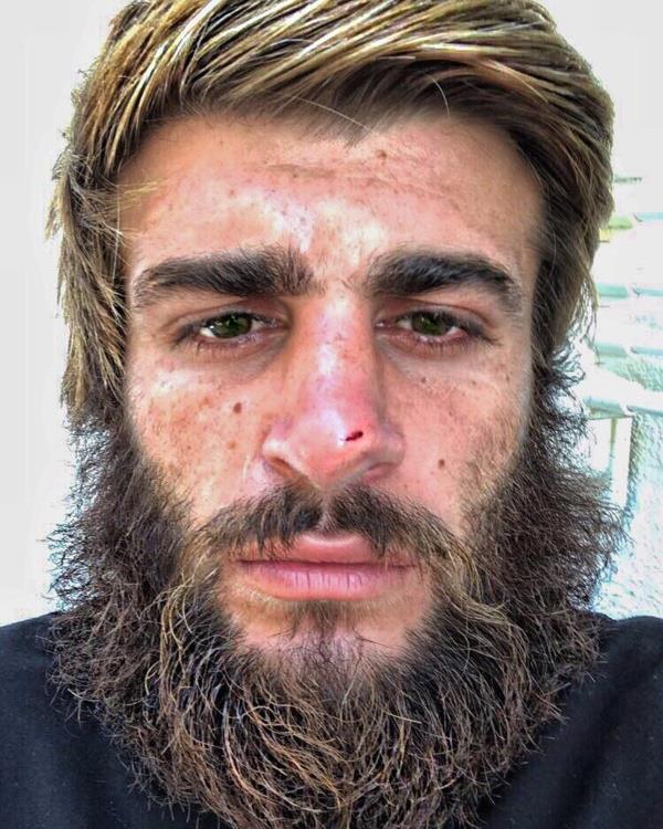 Telefonumu bir yerlerde unutuyorum, arkadalarm toparlyor. Srekli 'Canl yayn a, bize video at' diye mesaj geliyor.