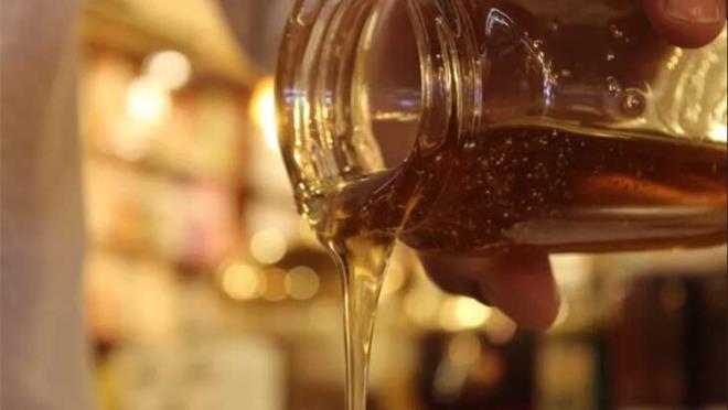 Birok baln ismi var, ac baln ismi yok. Bu teblii Trk Standartlar Enstits hazrlyor. Bu baldan almak iin mteriler bir yl nceden ismini yazdrp sraya giriyor. Bu ifa kayna baln kilosu bin liradan satlyor" dedi.