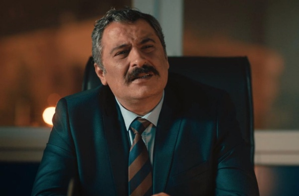 Blent Dzgnolu kimdir?: Blent Dzgnolu, 1973 ylnda Ankara&#8217;da domutur. eitimini Bilkent niversitesi Tiyatro Blm&#8217;nde tamamlamtr. 2007 ylnda rol ald Su Dosyas dizisi ile kariyerine adm atmtr.