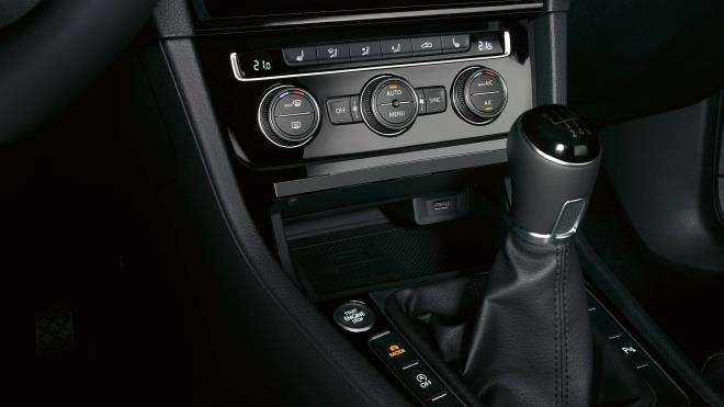 VOLKSWAGEN GOLF  TASARIMI VE TEKNK ZELLKLER LE DKKATLER ZERNE EKECEK!    Trkiye&#8217;de Volkswagen grubunun en ok tercih edilen aralarnn banda gelen Golf modeli yeni jenerasyonunda i mekan ile hayranlarn kendine ekecek.    zellikle yeni Golf&#8217;e yerletirdii TFT LCD gsterge panel k bir kullanm deneimi sunuyor. Kiiselletirilebilen ve araca dair daha fazla veriyi tek panel zerinde kullancsnn beenisine sunan Golf, bu panel sayesinde aracn birok zelliinin de kolayca kontrol edilmesine olanak salyor.