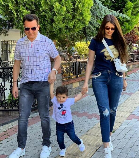 * Fazla bir ey kafaya takmaman lazm. Pozitif olmak lazm. bir ekilde ayakta durmam gerekiyor. Ailem var, ocuum var. Stresten uzak durmak lazm. Bir ekilde bir yerde patlyorsun...