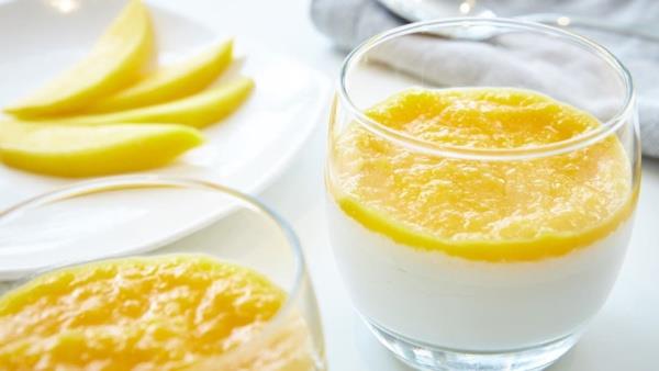 Limonata iin;  <br>  450 ml taze sklm limon suyu<br>  2 orba ka gl urubu  <br>stediiniz kadar buz<br>  Bardaklar sslemek iin limon ve kurutulmu gller