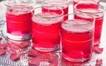 Yaz aylarnda scaklardan tr vcudun sv kayb artyor. Bu sebeple sv tketimini artrmamz nemli. Dr. retim yesi Dilistan Shipman, hem sv kaybn nlemek hem de yaza tat katmak iin hazrlad birbirinden lezzetli ve salkl tariflerini paylat.