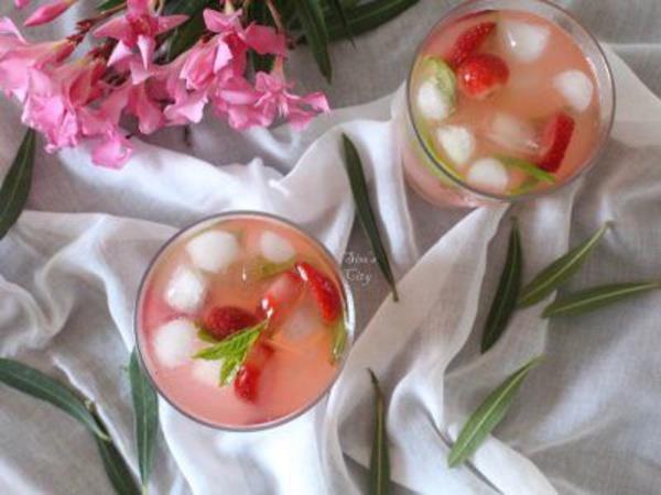 Yapl: eker, su ve gl yapraklarn orta ate bir tencerede eker eriyene kadar kartrn. Daha sonra oda scaklnda soutun. Gl yapraklarn ayrarak szn ve mmkn olduu kadar lezzet elde etmek iin yapraklar ezin. Eer gl ay kullanacaksanz nce ay hazrlayp sonra eker eriyene kadar piirin. Bir srahi yardmyla limon suyu ve gl urubunu kartrn. Buz kpleriyle birlikte srahiye koyun ve yuvarlak kesilmi limon ile glleri ekleyin.