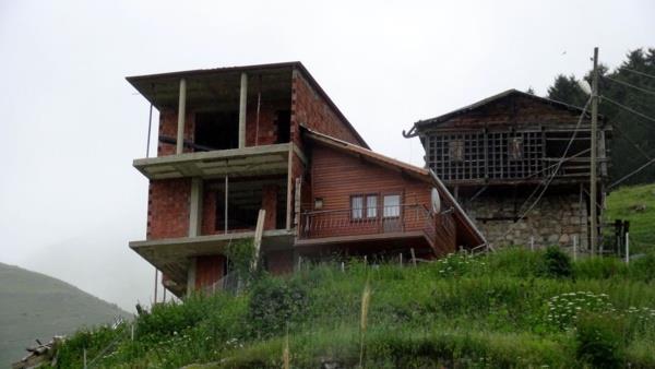 Grmelere ramen anlamazlk zlemeyince evin paylatrlmasna karar verildi. Ahap ev 4 yl nce, yaplan lmlerin ardndan motorlu testereyle ortadan blnerek kardeler arasnda paylatrld.