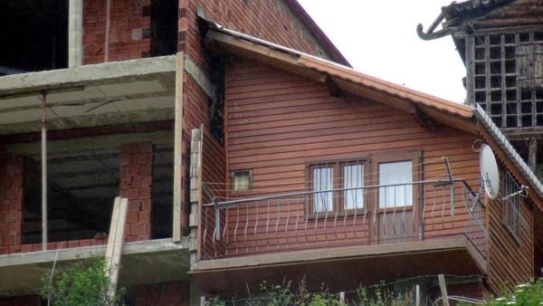 kizdere ilesi iekli ky Anzer Yaylas&#8217;nda vefat eden Sabri Kangel&#8217;e ait 150 metrekarelik tek katl ahap ev, oullar Ali ve Ahmet Kangel&#8217;e miras kald.