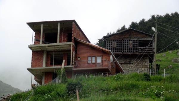 ki karde arasnda ahap evin yklarak yeniden yaplmas konusunda anlamazlk knca, devreye muhtar ve ky ihtiyar heyeti girdi.