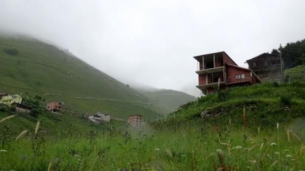 Yayla sakinlerinden Fetih Karaduman, kardelerin anlamazlk yaadn belirterek, "ki karde arasnda bir husumet olutu. Kei inad bu. Biz bunlara yalvaryoruz, ama dinlemiyorlar. Kendi bildiklerini yapyorlar. ki evi birletirip, biri alta, biri ste gese daha iyi olacak" dedi.
